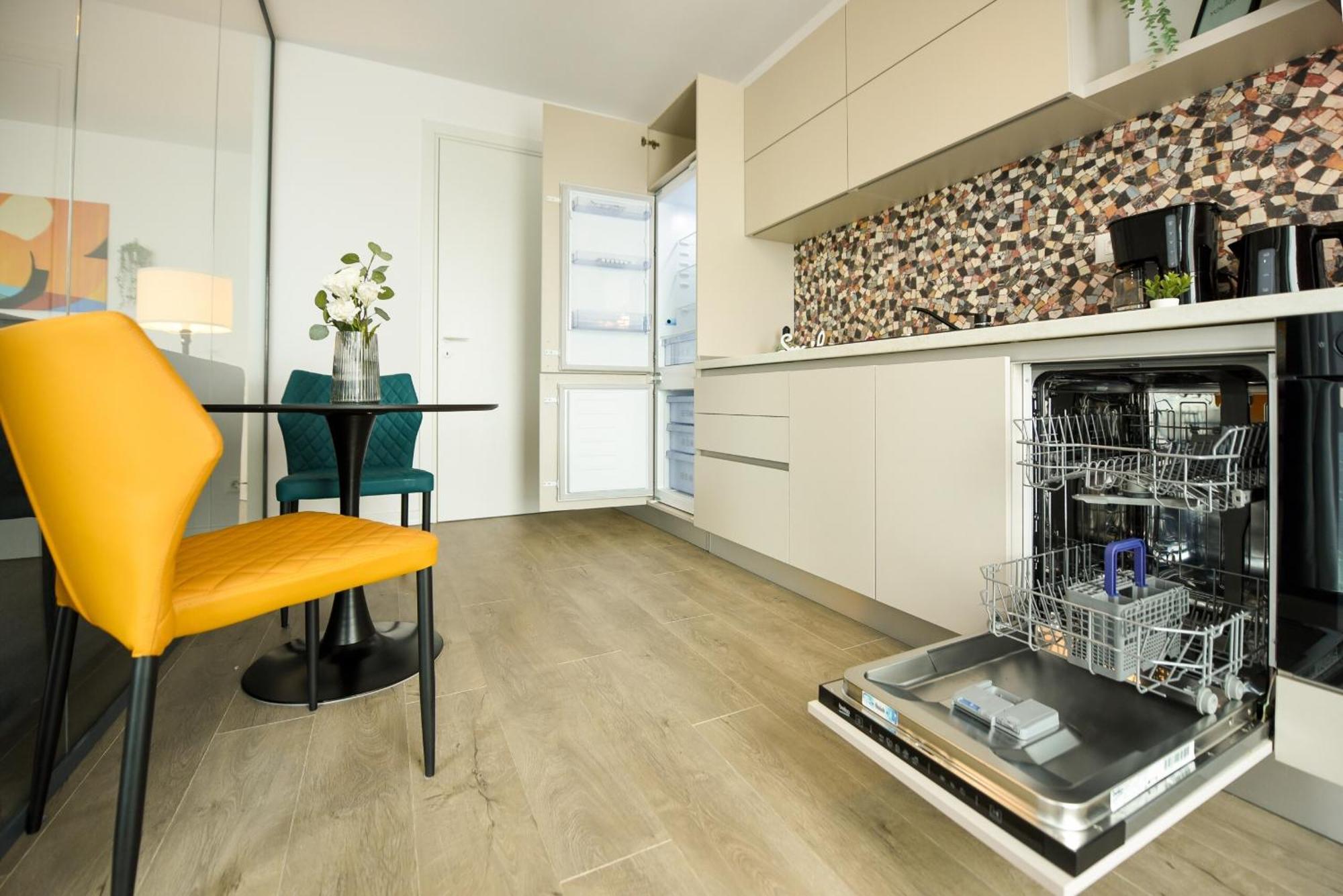 Infinite Horizons - Modern Living In North Business District Apartment