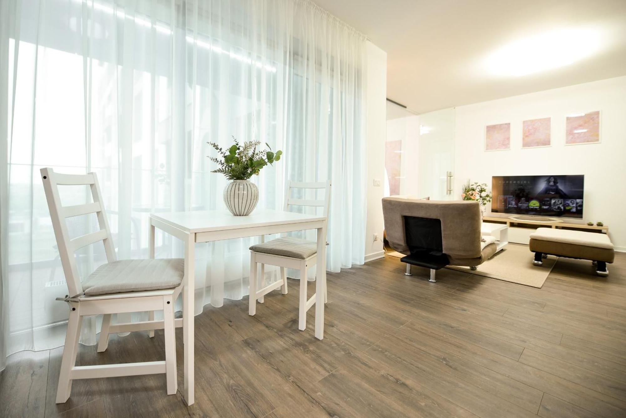 Infinite Horizons - Modern Living In North Business District Apartment *