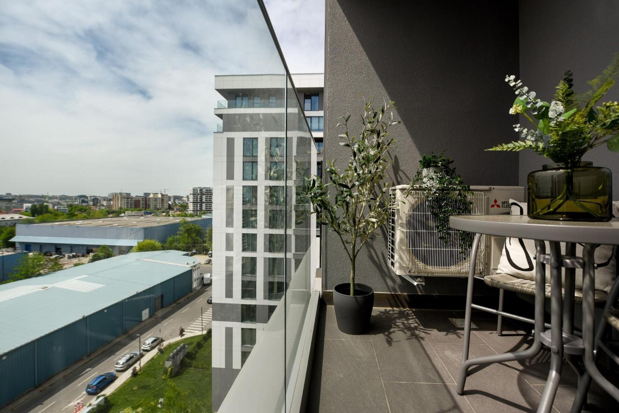 Infinite Horizons - Modern Living In North Business District Apartment *