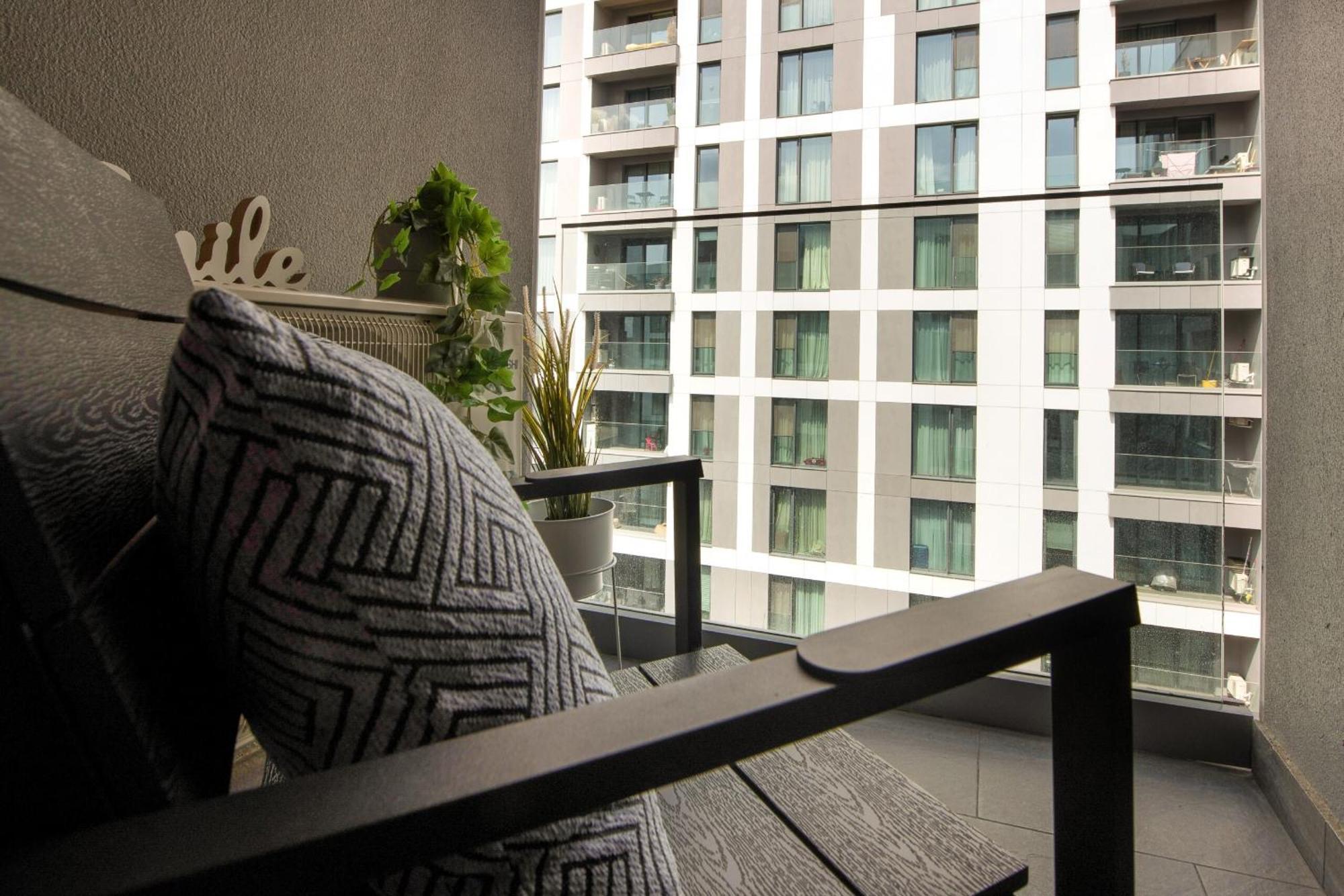 Infinite Horizons - Modern Living In North Business District Apartment *